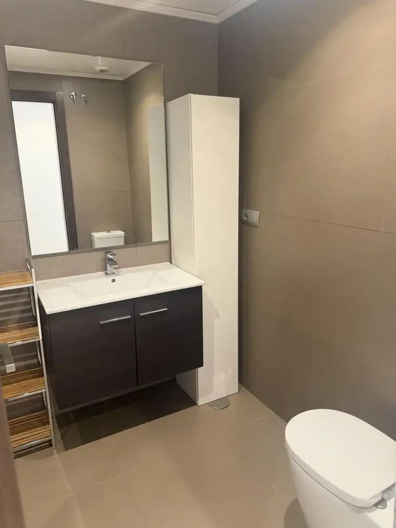Badezimmer von Dachboden zur Miete in Benahavís mit Klimaanlage, Terrasse und Abstellraum