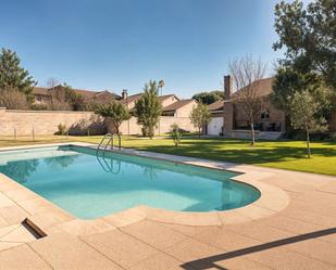 Piscina de Casa o xalet en venda en Villa del Prado amb Calefacció, Jardí privat i Piscina