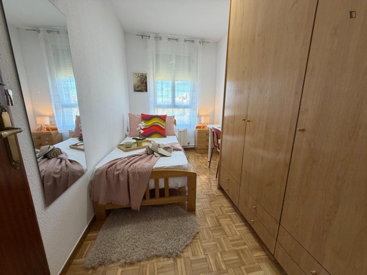 Dormitori de Apartament per a compartir en  Madrid Capital amb Calefacció, Moblat i Forn