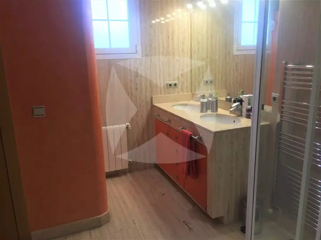 Bany de Casa o xalet en venda en Badajoz amb Aire condicionat, Calefacció i Jardí privat