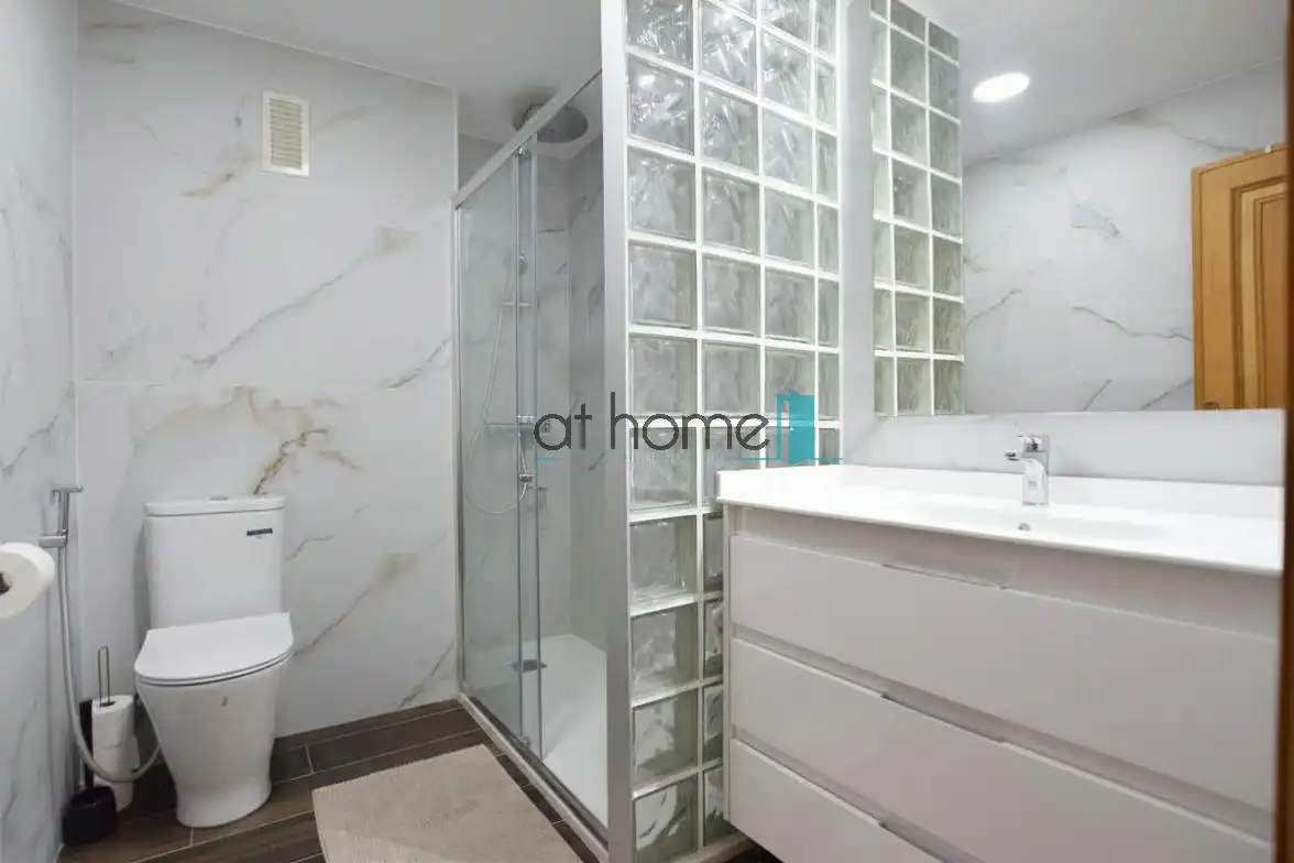 Badezimmer von Einfamilien-Reihenhaus zur Miete in Sagunto / Sagunt mit Klimaanlage, Parkett und Terrasse