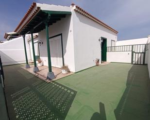 Vista exterior de Casa adosada de lloguer en Arico amb Jardí privat i Terrassa