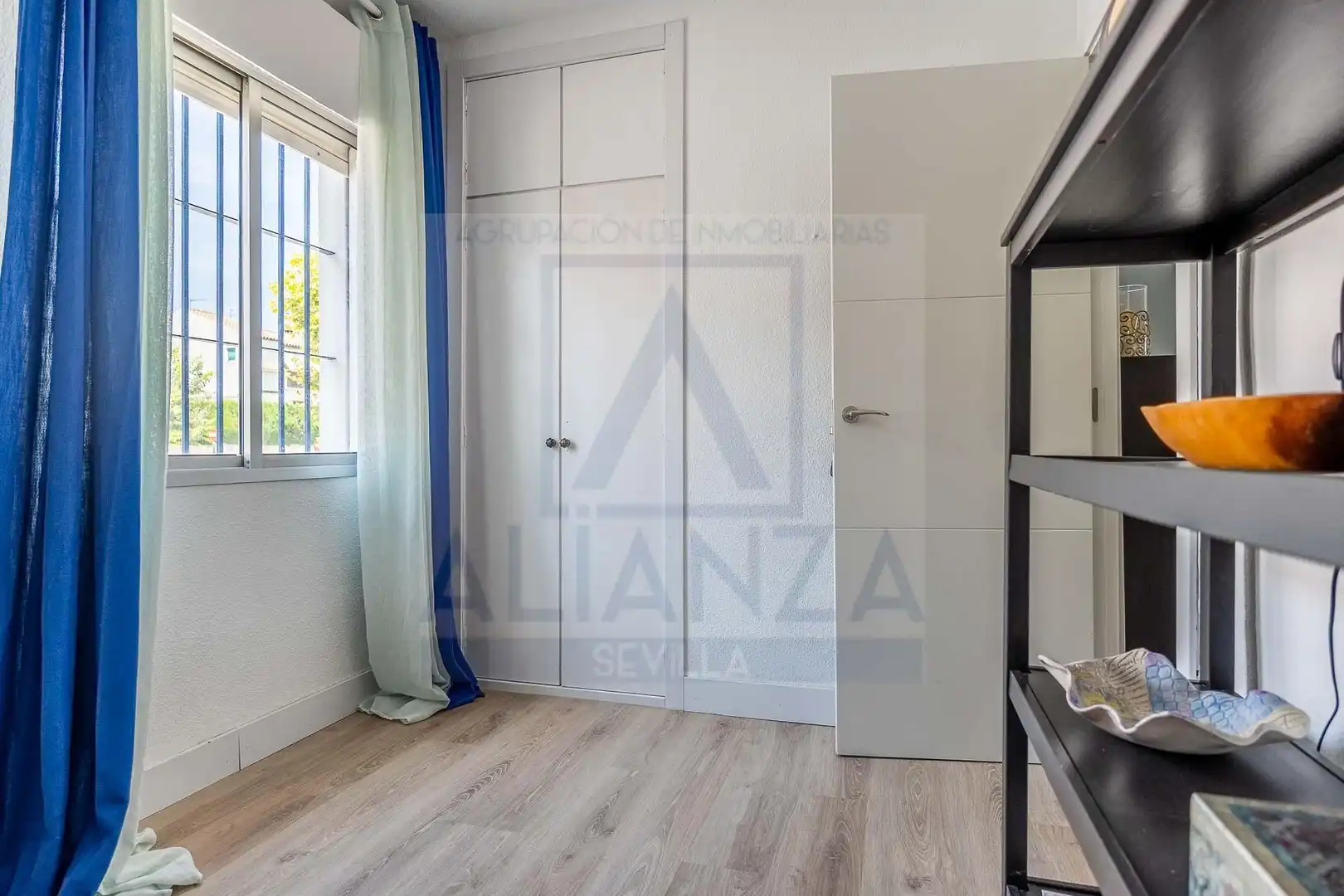 Schlafzimmer von Einfamilien-Reihenhaus zum Verkauf in Mairena del Aljarafe mit Klimaanlage und Privatgarten