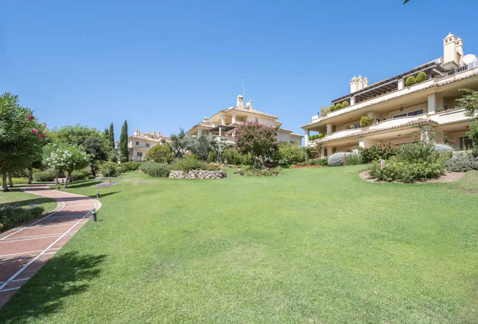 Jardín de Ático en venta en Marbella con Aire acondicionado, Terraza y Amueblado