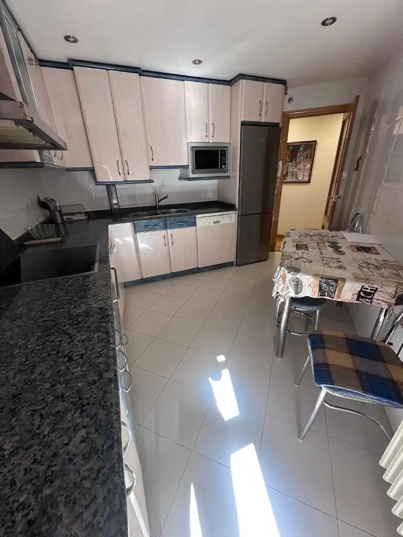 Cuina de Pis de lloguer en  Logroño amb Calefacció, Parquet i Moblat