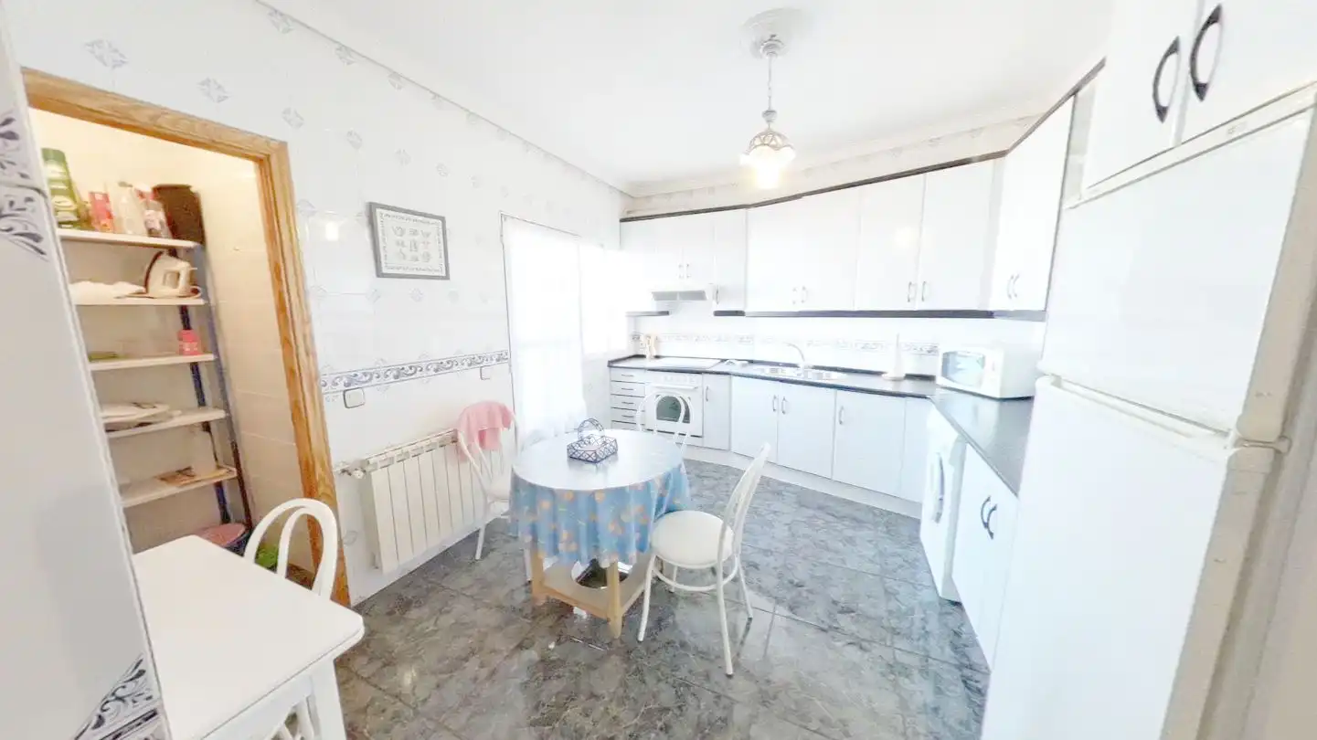 Cocina de Piso en venta en Navahermosa con Calefacción, Terraza y Amueblado