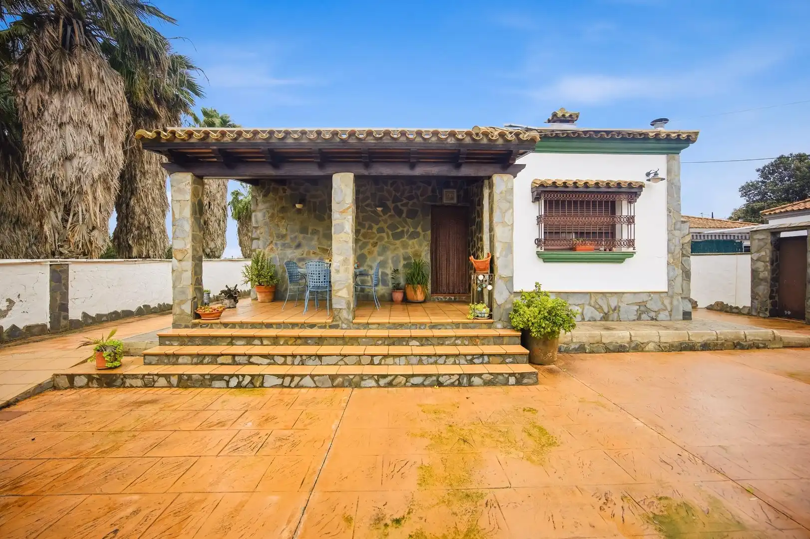 Vista exterior de Casa o chalet en venta en Chiclana de la Frontera con Aire acondicionado, Jardín privado y Terraza