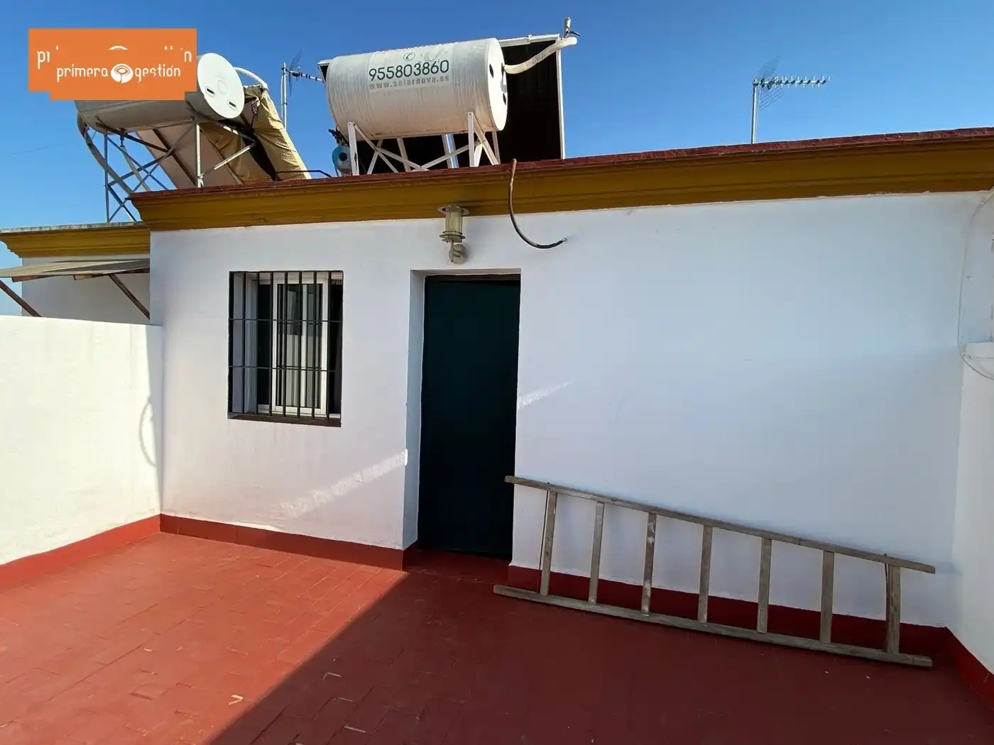 Vista exterior de Casa o chalet en venta en Lora del Río con Aire acondicionado, Calefacción y Terraza