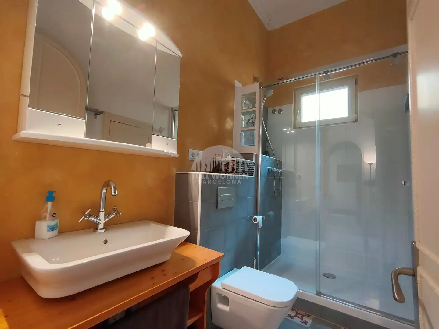 Badezimmer von Einfamilien-Reihenhaus zum Verkauf in Gelida mit Klimaanlage, Heizung und Terrasse
