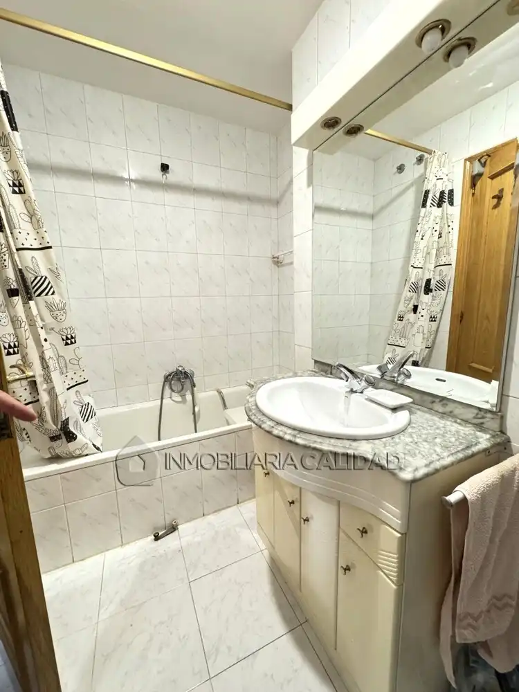 Baño de Piso de alquiler en Burgos con Calefacción y Amueblado