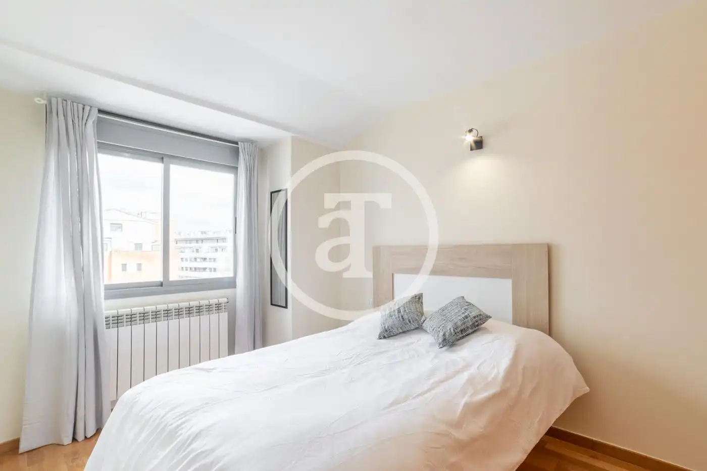 Attic for rent in Calle Fuente Cisneros, Parque Oeste - Fuente Cisneros
