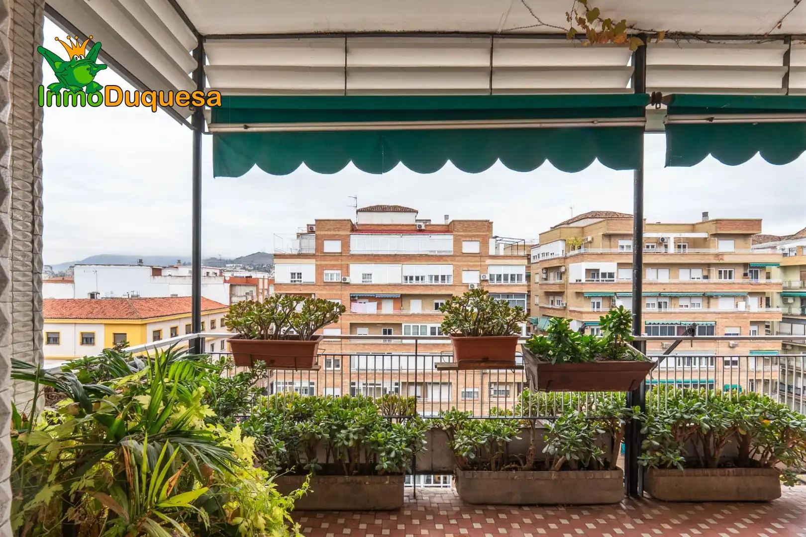 Vista exterior de Àtic en venda en Granada amb Parquet, Terrassa i Traster