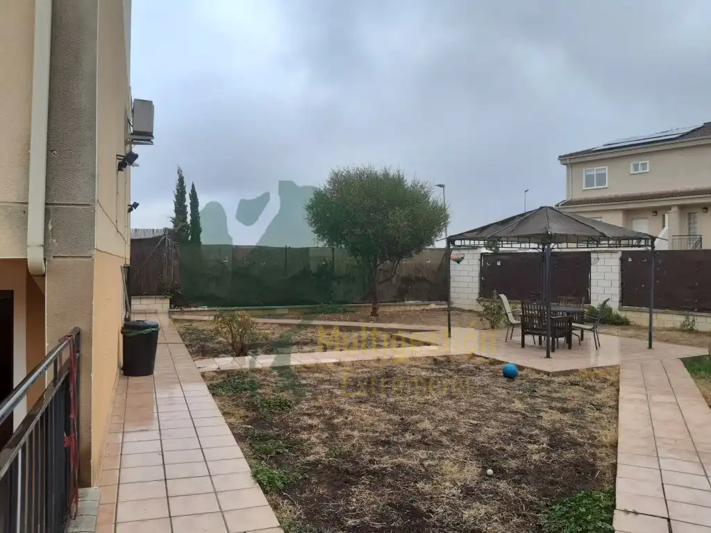 Jardín de Casa adosada de alquiler en Cáceres Capital