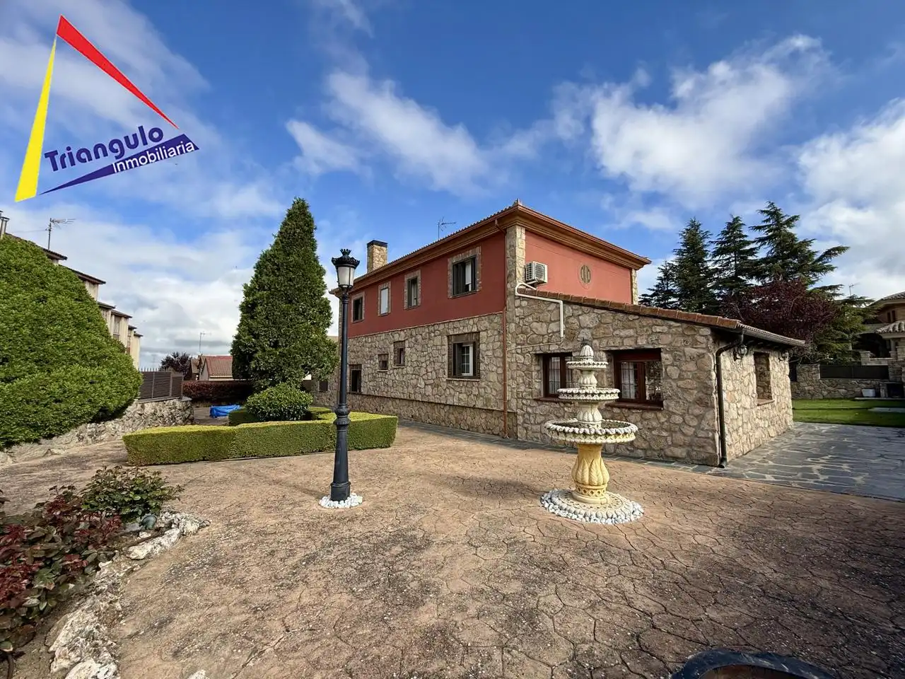 Vista exterior de Casa o chalet en venta en Otero de Herreros con Calefacción y Jardín privado