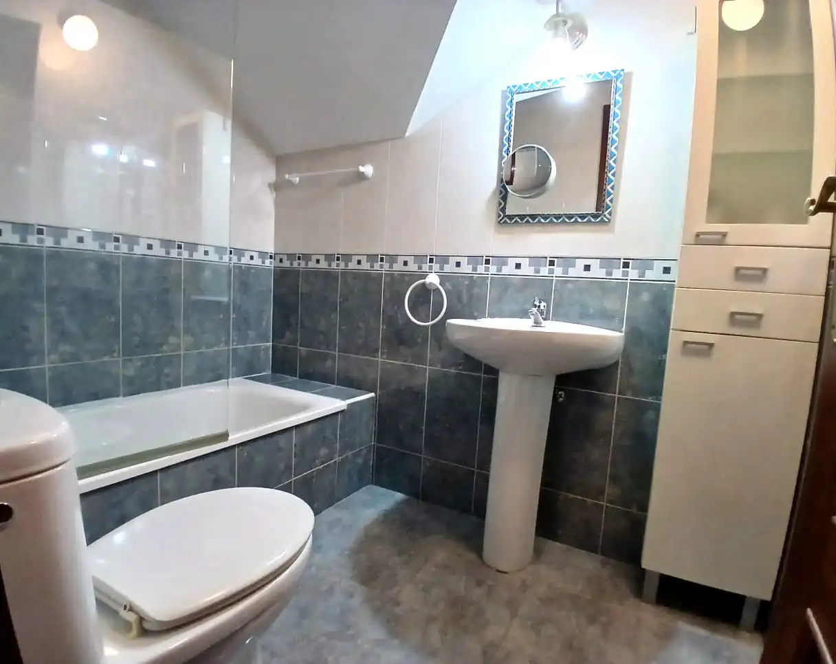 Badezimmer von Dachboden zur Miete in Ramales de la Victoria, Cantabria
