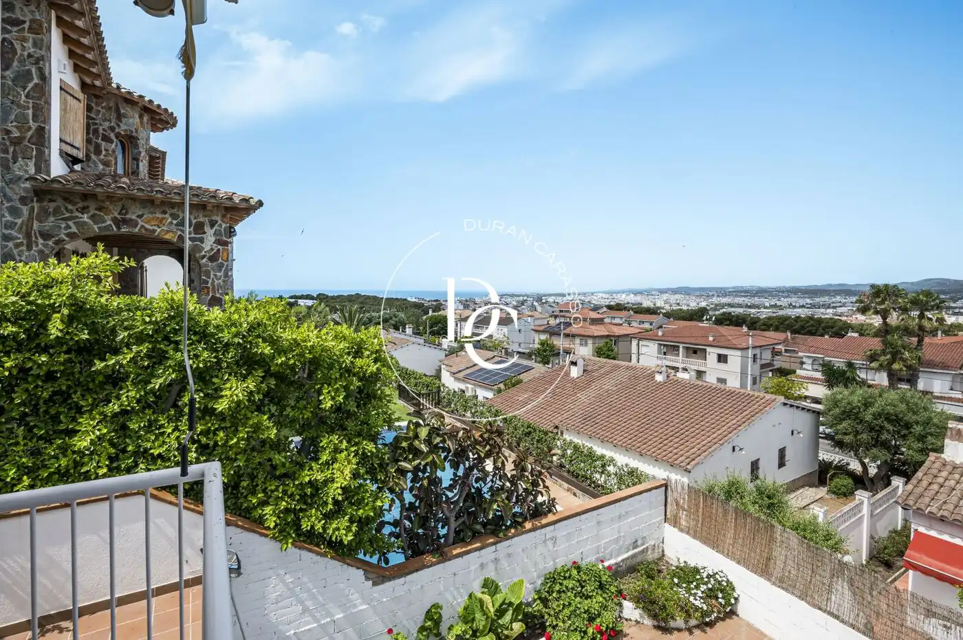 Vista exterior de Casa o xalet en venda en Sant Pere de Ribes amb Calefacció, Jardí privat i Terrassa