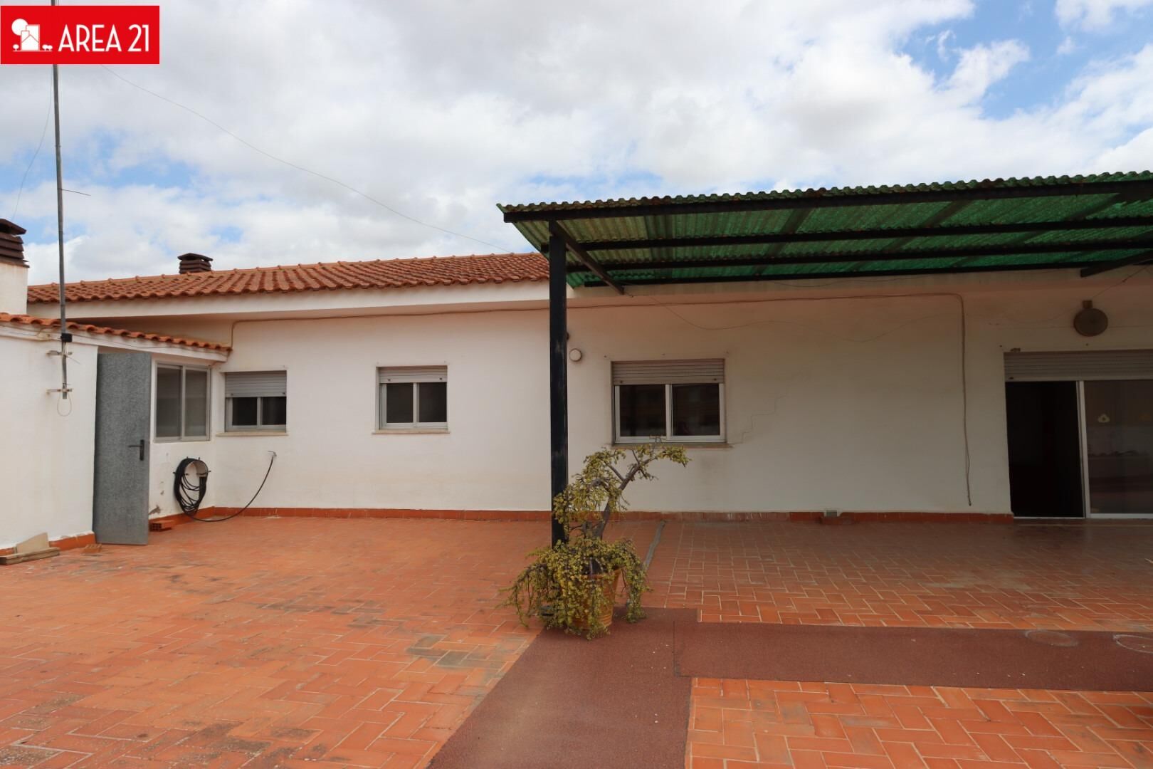 Vista exterior de Edifici en venda en La Pobla de Vallbona