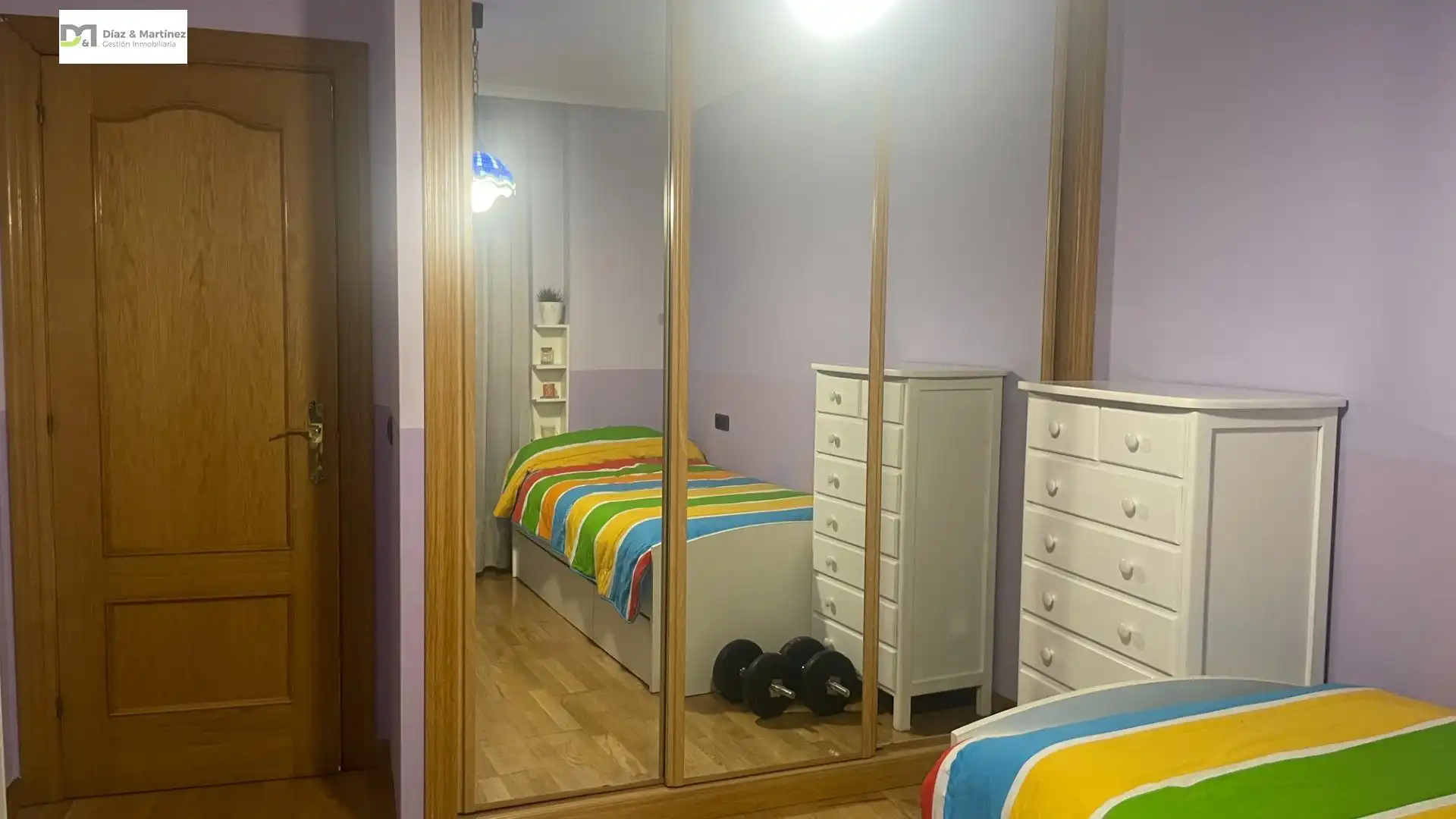 Dormitori de Apartament de lloguer en León Capital  amb Calefacció, Parquet i Moblat