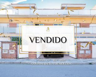 Vista exterior de Casa adosada en venda en Santa Perpètua de Mogoda amb Aire condicionat, Calefacció i Terrassa