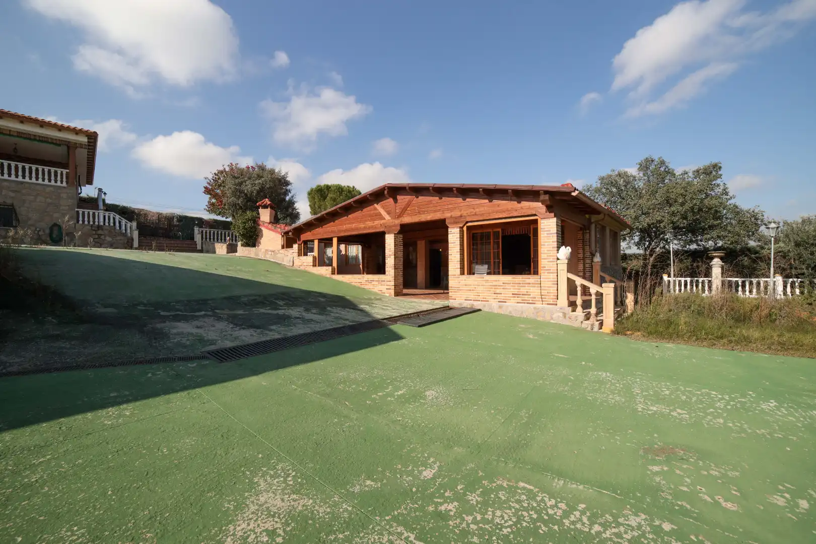 Vista exterior de Casa o xalet en venda en Arroyomolinos (Madrid) amb Aire condicionat, Calefacció i Jardí privat