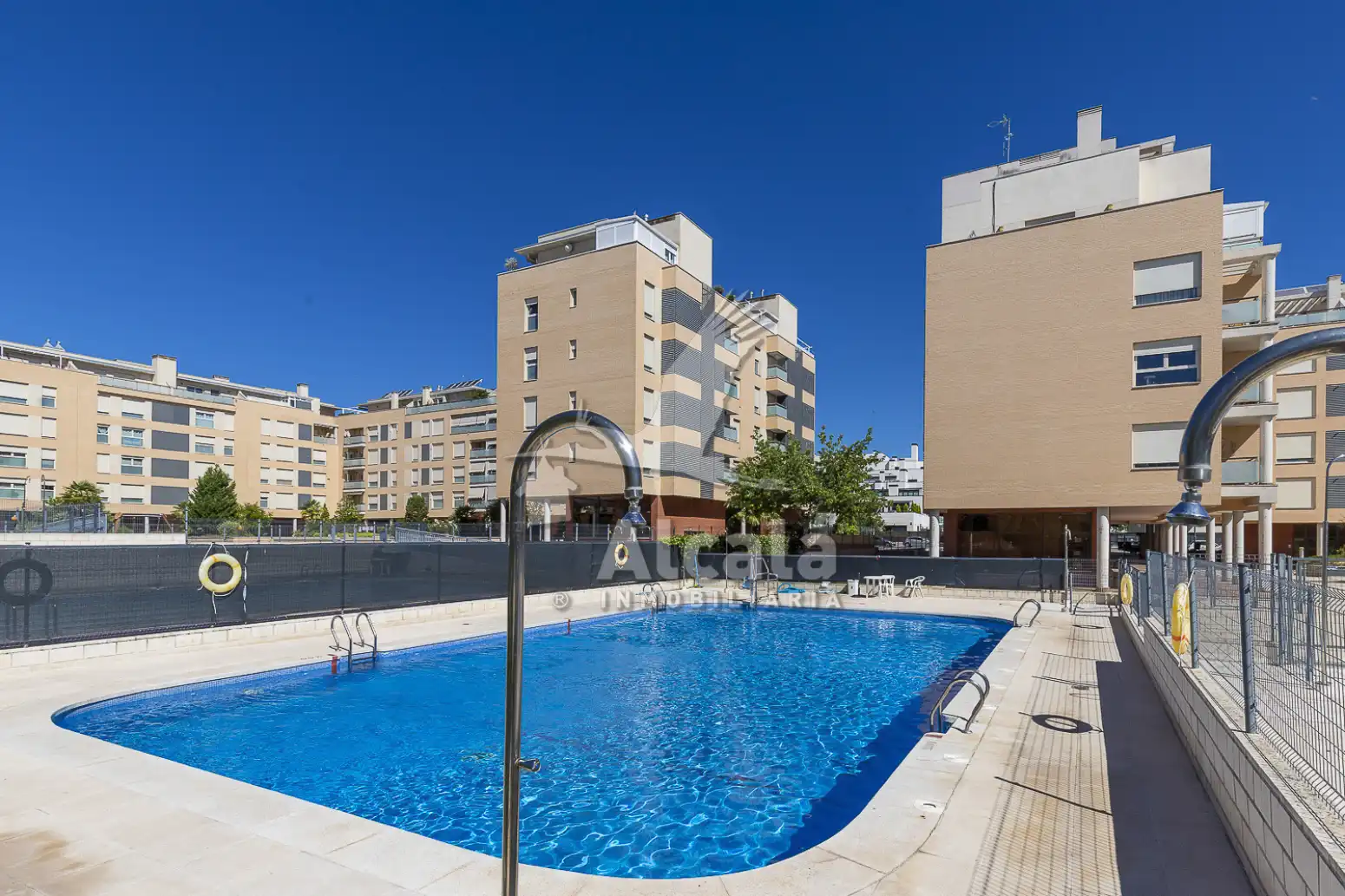 Schwimmbecken von Wohnung zum Verkauf in Alcalá de Henares mit Klimaanlage, Heizung und Privatgarten