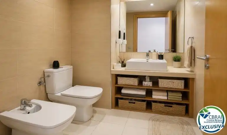 Bany de Apartament en venda en Roses amb Aire condicionat, Calefacció i Terrassa