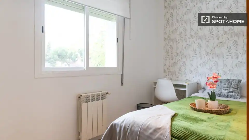 Bedroom of Flat for share in Hortaleza