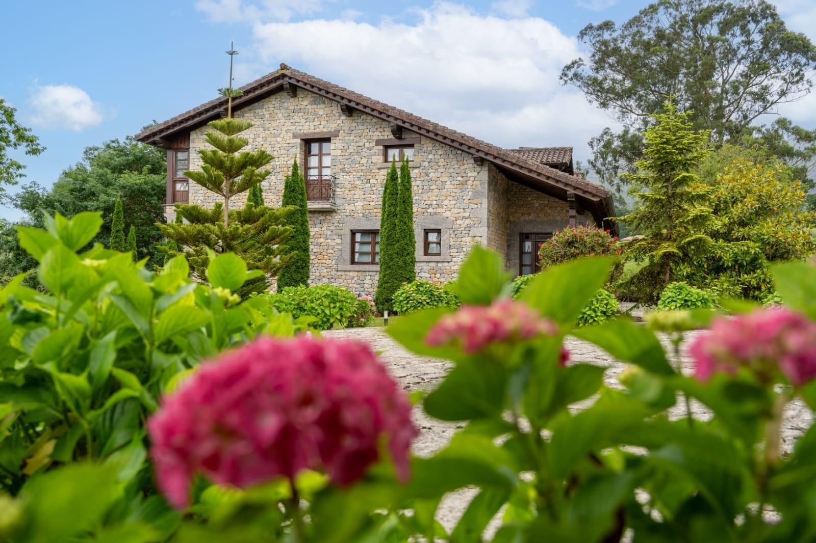Vista exterior de Finca rústica en venda en Ribadedeva amb Calefacció, Jardí privat i Terrassa