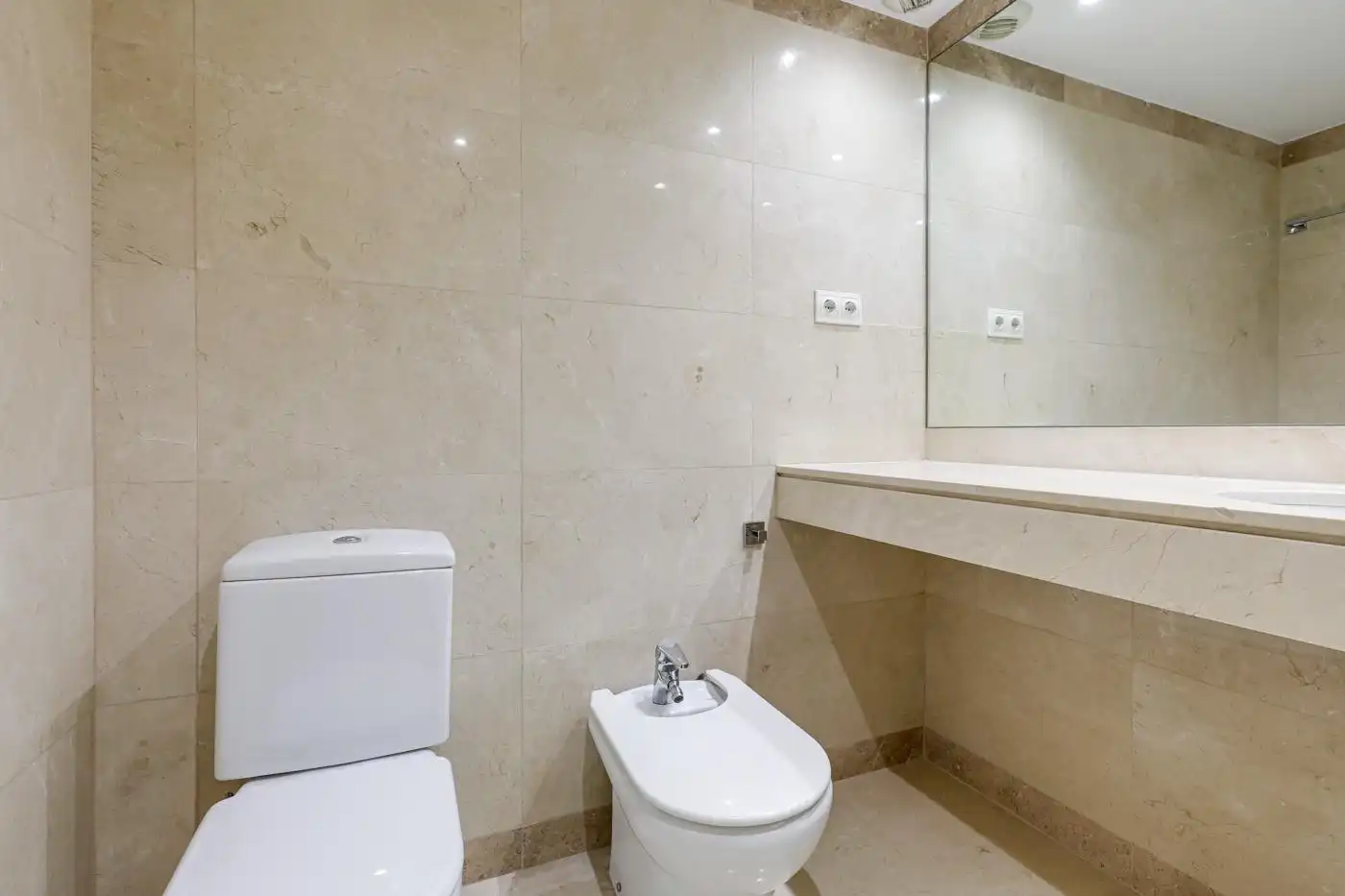 Badezimmer von Wohnung zum Verkauf in Barcelona mit Klimaanlage, Heizung und Terrasse
