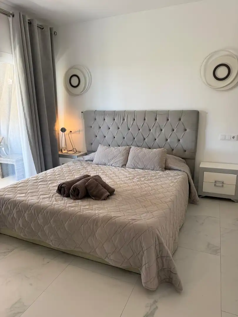 Habitación de Apartamento de alquiler en Marbella con Aire acondicionado, Terraza y Piscina