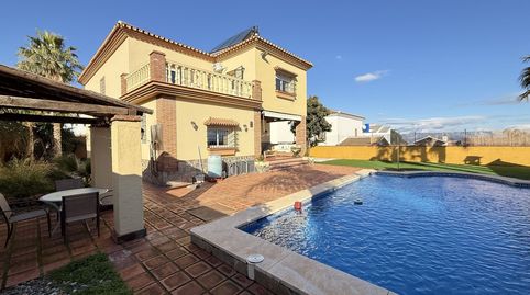 Chalet independiente de 5 dormitorios con piscina, jardín, garaje y sótano en venta en Alhaurín El Grande. REF V5288827
