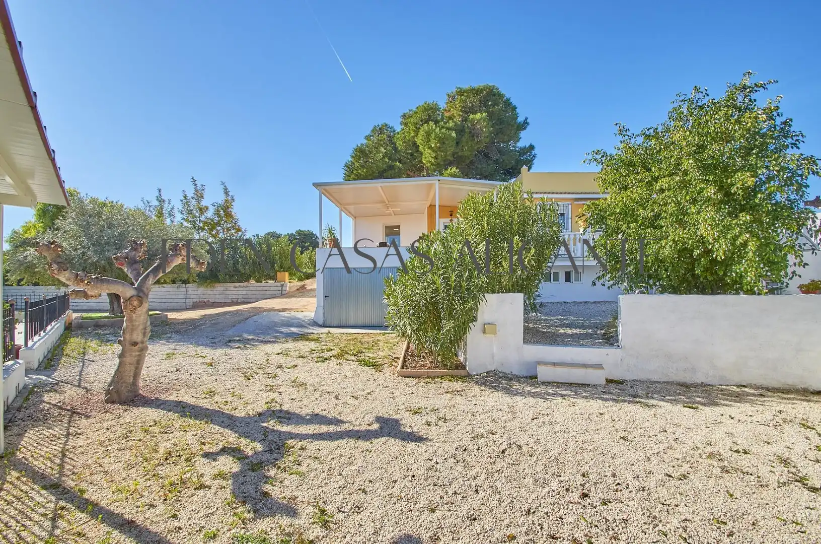 Vista exterior de Casa o xalet en venda en Alicante / Alacant amb Aire condicionat, Jardí privat i Terrassa