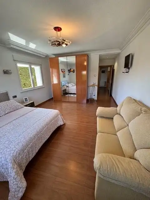 Dormitori de Casa o xalet en venda en Calvarrasa de Arriba amb Calefacció, Jardí privat i Terrassa