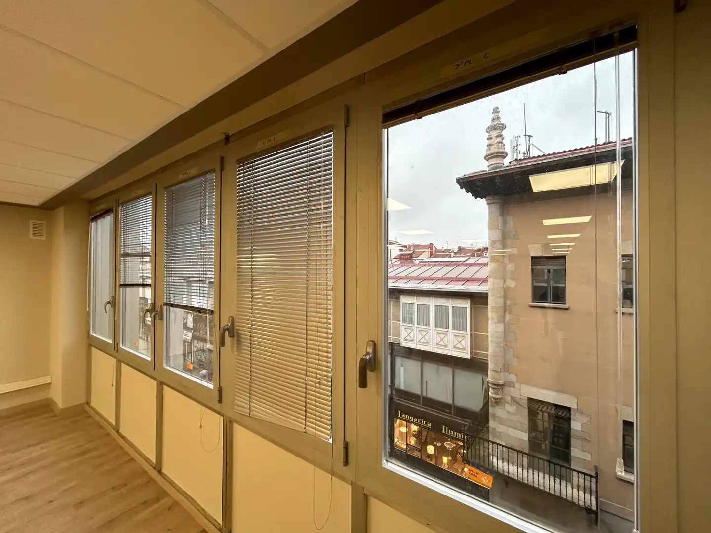 Büro zur Miete in Vitoria - Gasteiz mit Heizung und Internet