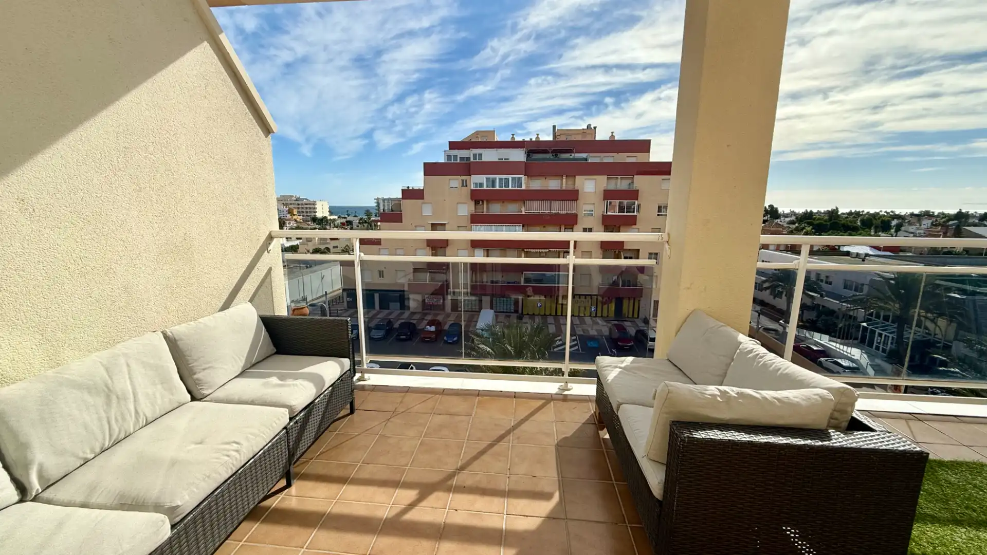 Terraza de Piso en venta en Roquetas de Mar con Terraza, Amueblado y Piscina comunitaria