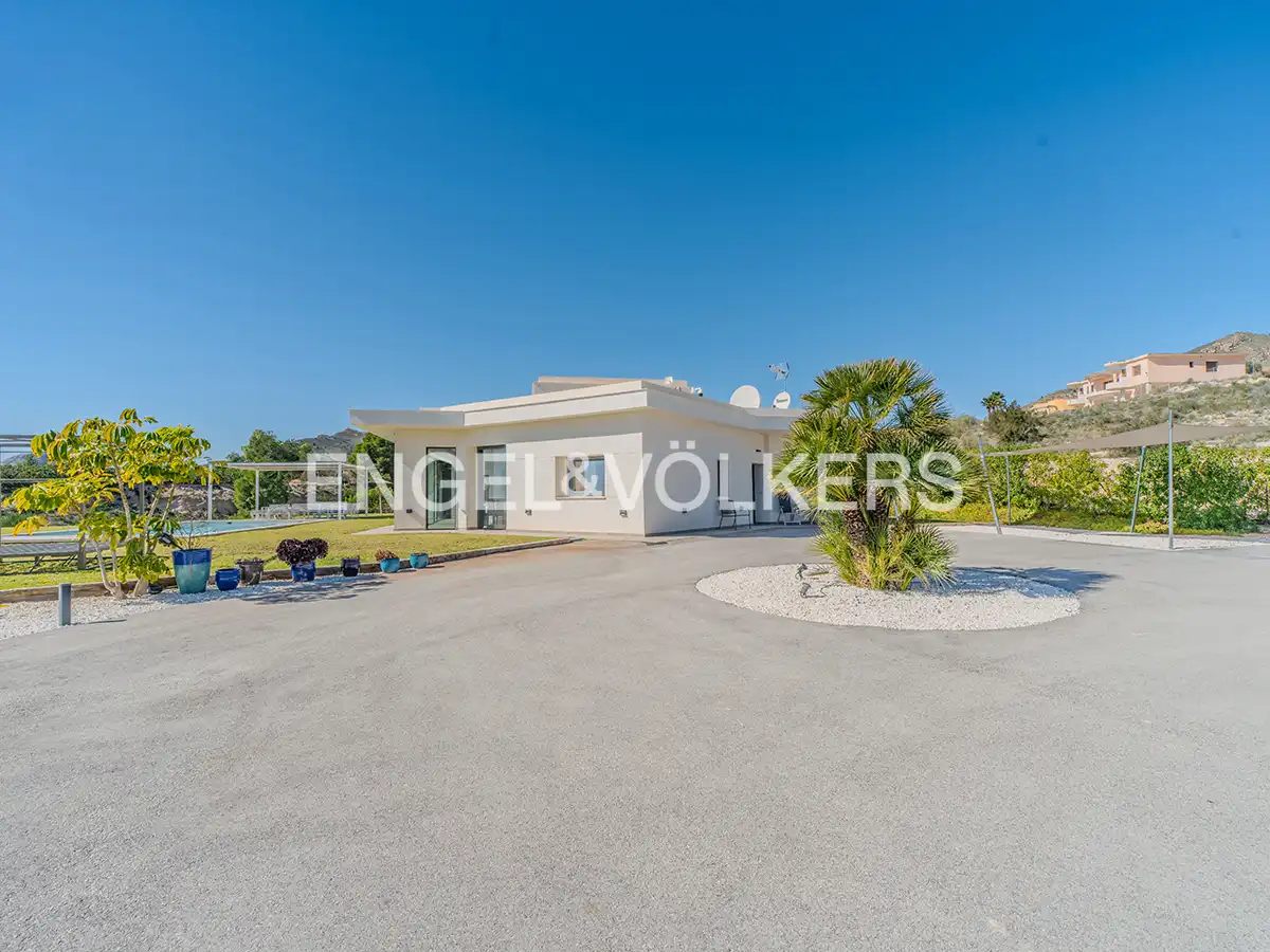 Vista exterior de Casa o xalet en venda en Alicante / Alacant amb Aire condicionat, Calefacció i Jardí privat