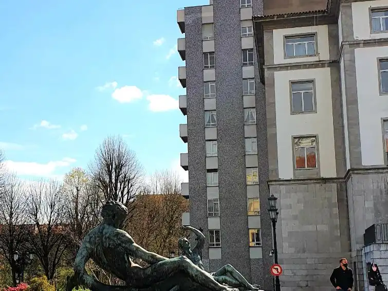 Vista exterior de Piso en venta en Oviedo  con Balcón