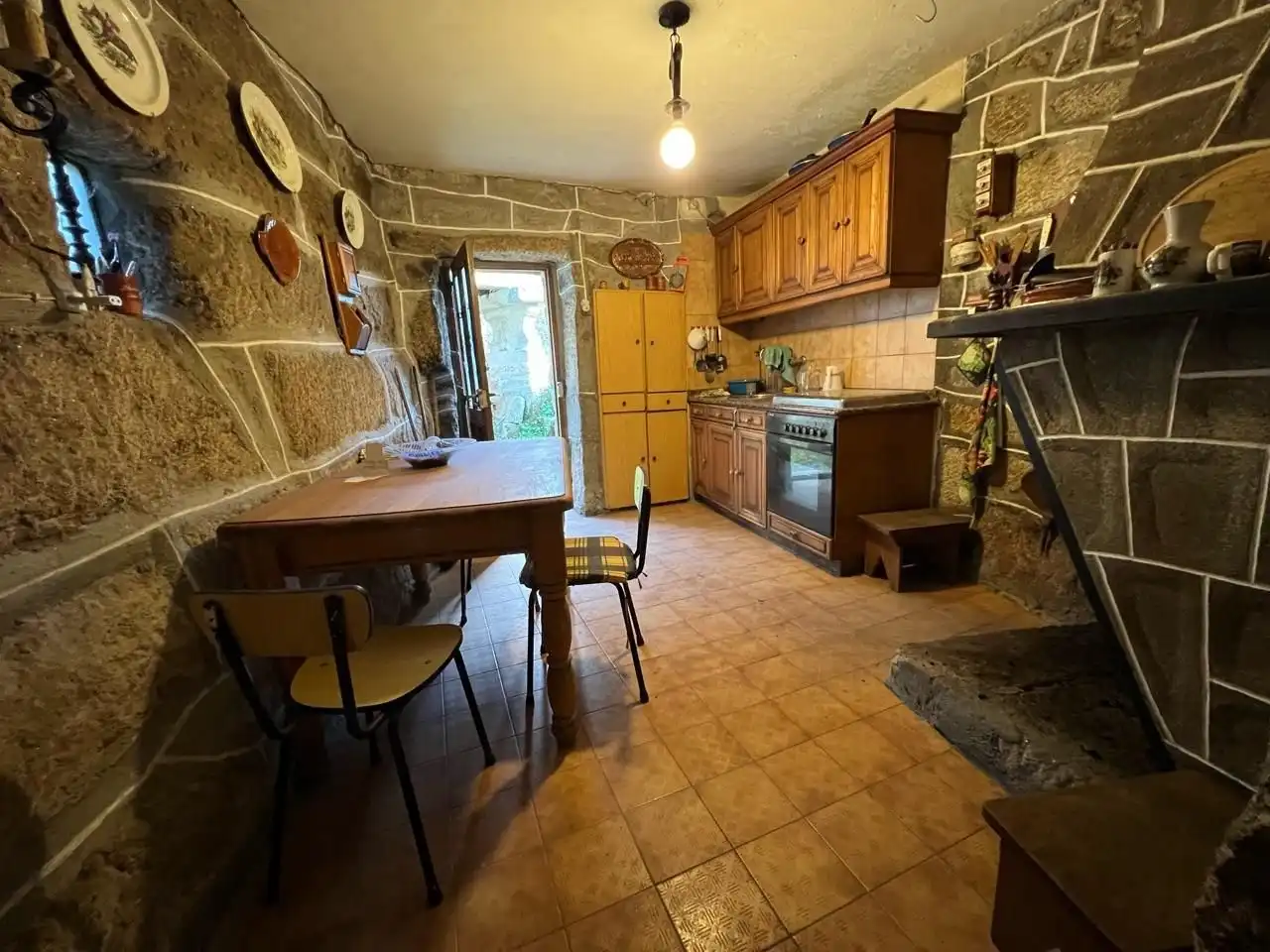 Cuina de Finca rústica en venda en Ourense Capital  amb Jardí privat, Terrassa i Moblat