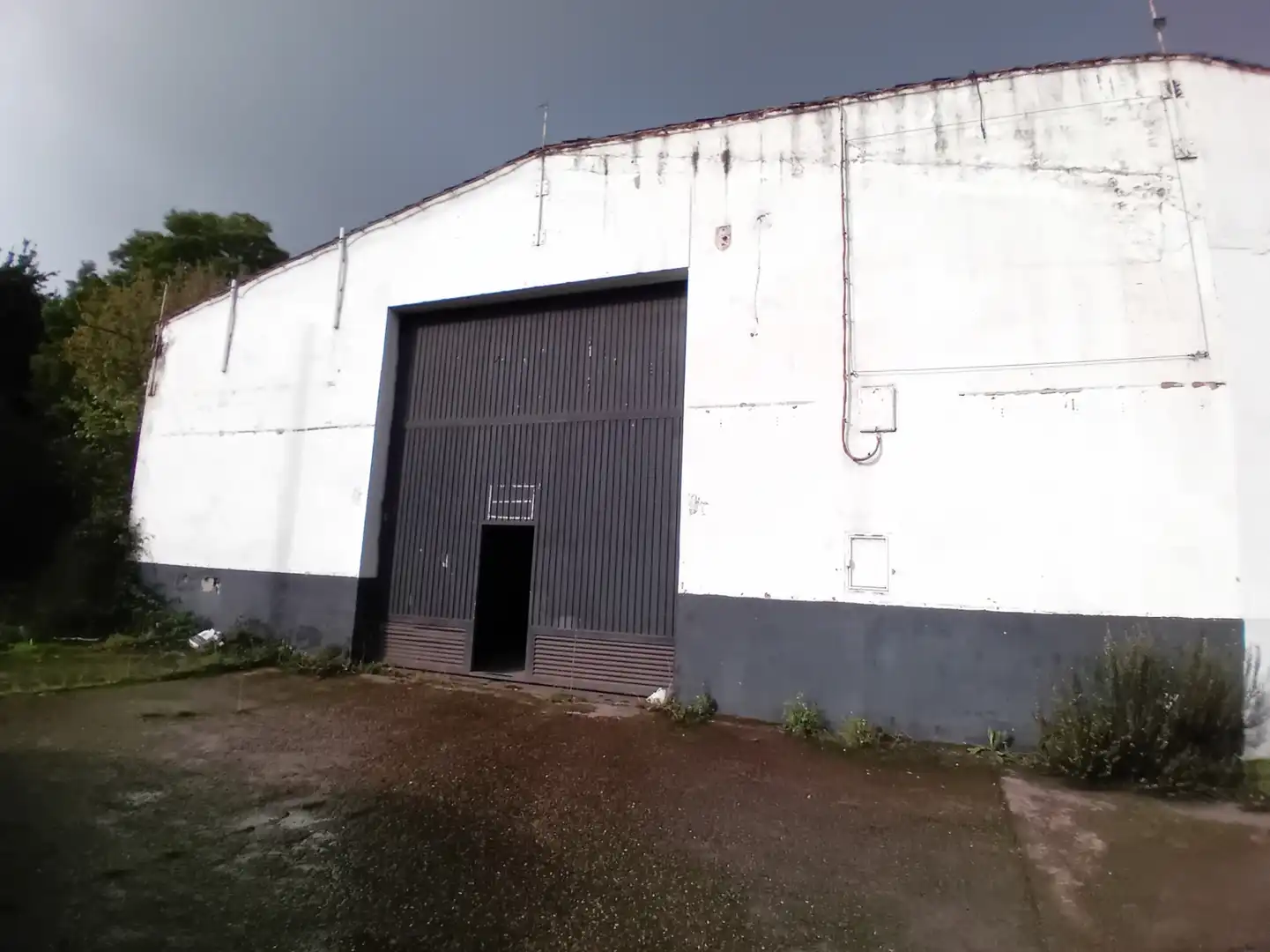 Außenansicht von Fabrikhallen zum Verkauf in Gijón 