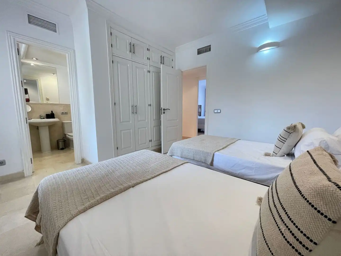 Habitación de Apartamento en venta en Benahavís con Terraza, Amueblado y Piscina comunitaria