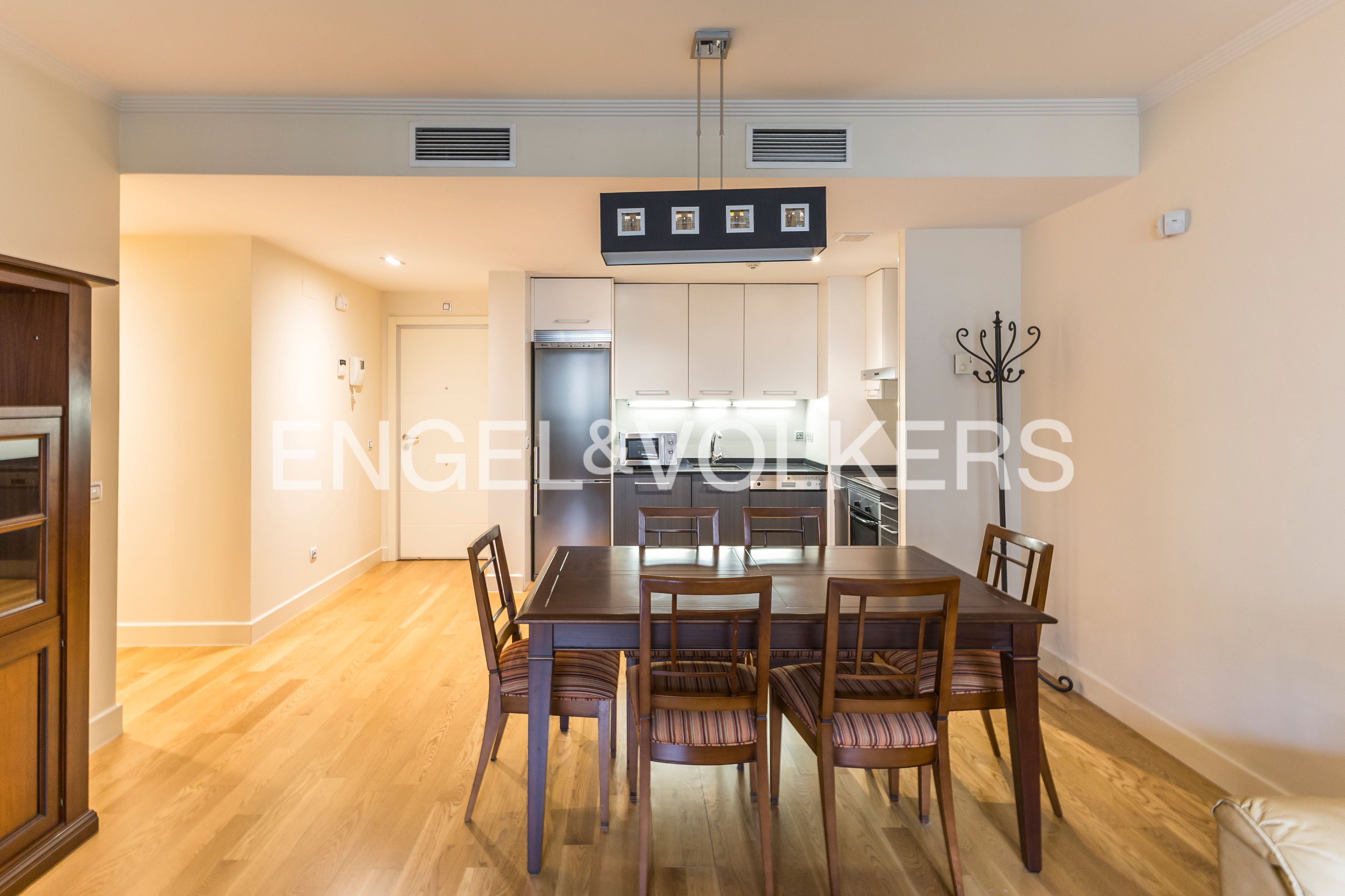 Menjador de Apartament de lloguer en  Madrid Capital amb Aire condicionat, Calefacció i Parquet