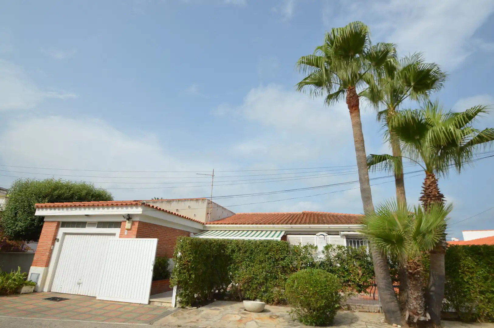 Vista exterior de Casa o xalet en venda en Vinaròs amb Aire condicionat, Calefacció i Jardí privat