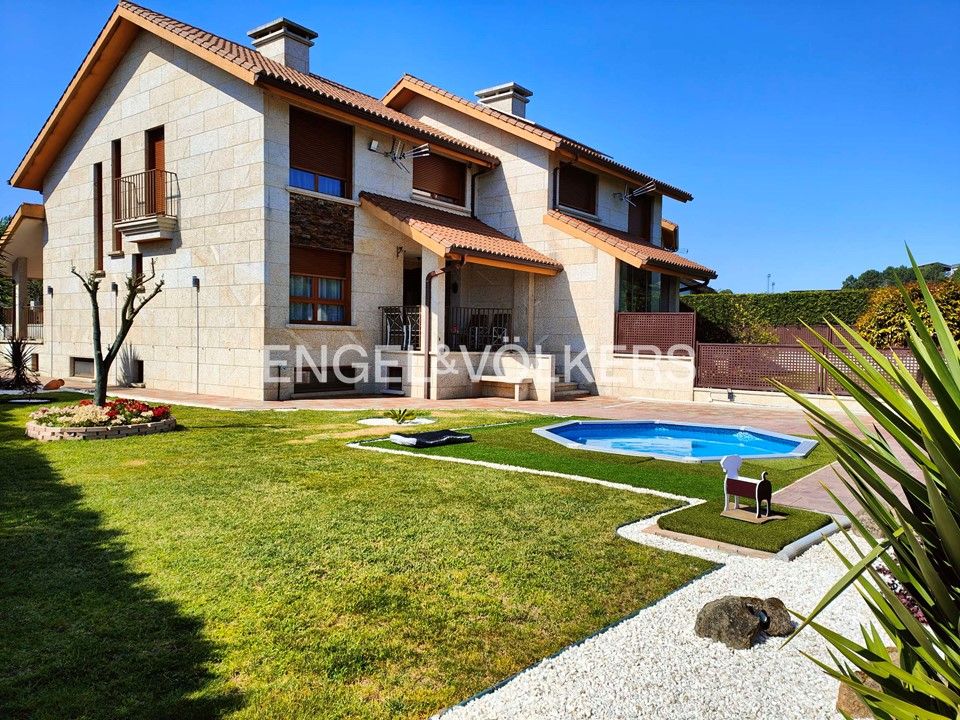 Vista exterior de Casa adosada en venda en Cambados amb Calefacció, Jardí privat i Parquet