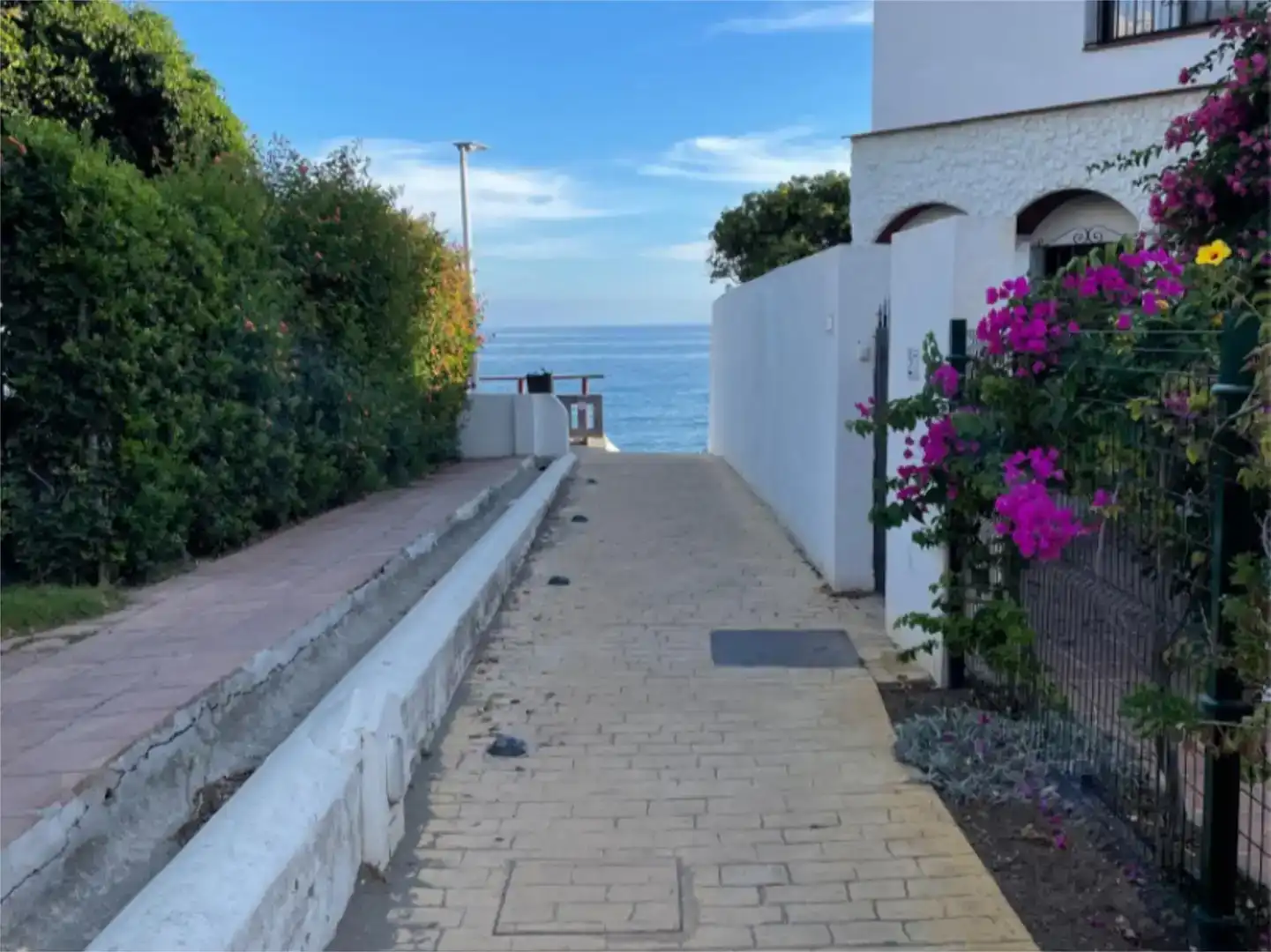 Vista exterior de Casa adosada en venda en Estepona amb Aire condicionat, Piscina i Balcó