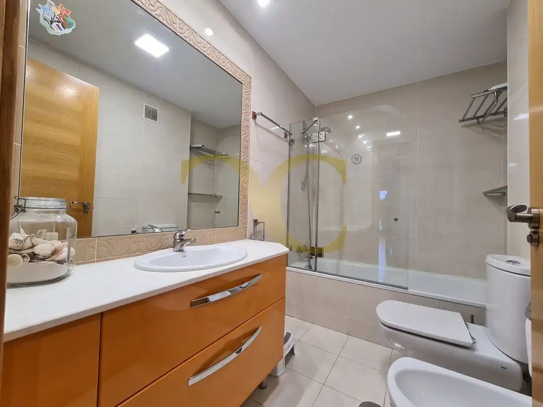 Badezimmer von Wohnung zum Verkauf in Oviedo  mit Heizung, Privatgarten und Terrasse