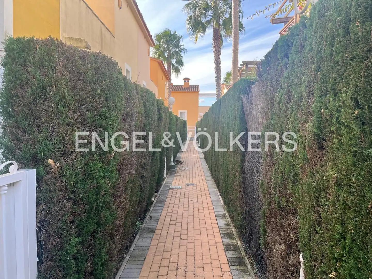 Vista exterior de Casa adosada de alquiler en Oliva con Aire acondicionado, Calefacción y Jardín privado