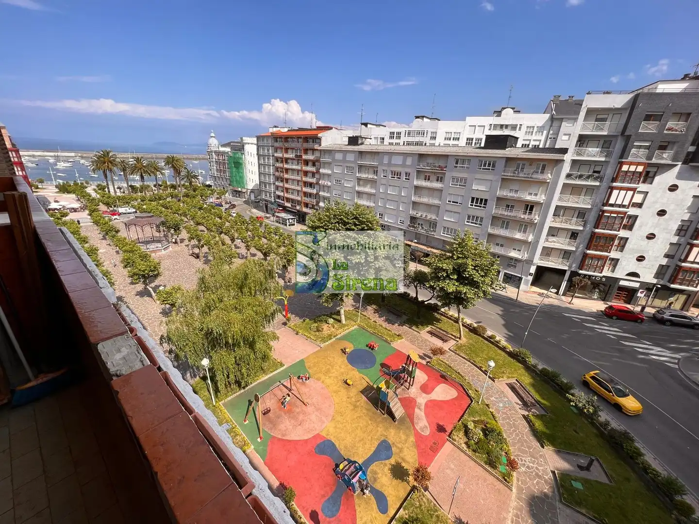 Vista exterior de Piso en venta en Castro-Urdiales con Calefacción, Terraza y Amueblado