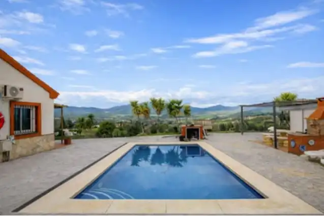 Casa rústica amb piscina en venda a Coín