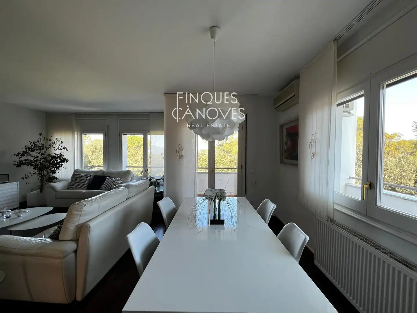 Comedor de Casa adosada en venta en Girona con Aire acondicionado, Calefacción y Jardín privado