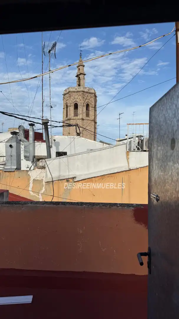 Vista exterior de Pis en venda en Valencia amb Balcó